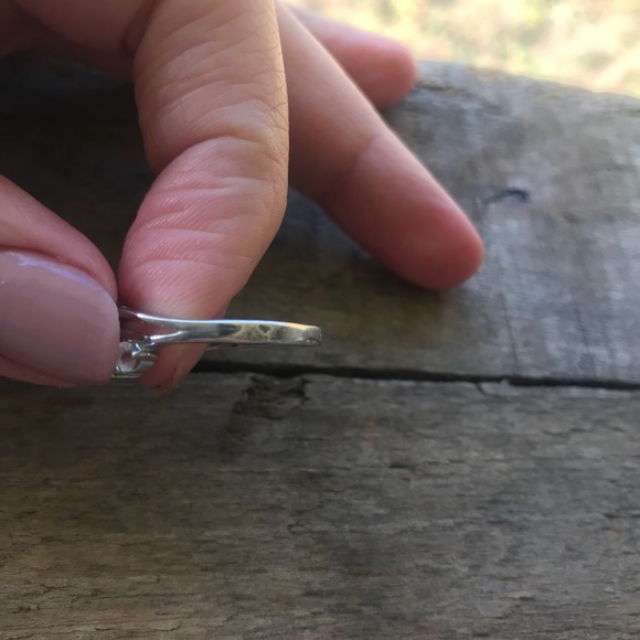 Silver Ring with Crystal Detail - Picture 6 of 8